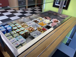 Frukostbuffé på vardagar (EUR 12.00 per person)