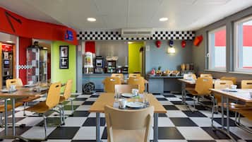 Buffetaamiainen arkipäivisin (12.00 EUR per henkilö)