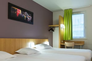 Premium bedding, memory foam beds, individually decorated, desk - Enzo Hotels Nancy Frouard by Kyriad Direct (Frouard)