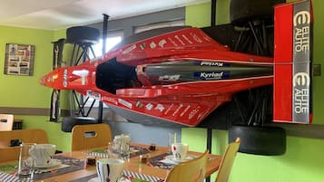 每日供應吃到飽早餐 (每人 EUR12.00)