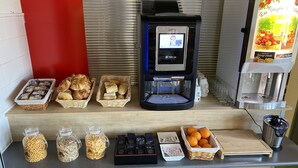 Buffet breakfast on weekdays (EUR 12.00 per person) - greet Hotel Nancy Frouard (Ouverture octobre 2026) (Frouard)