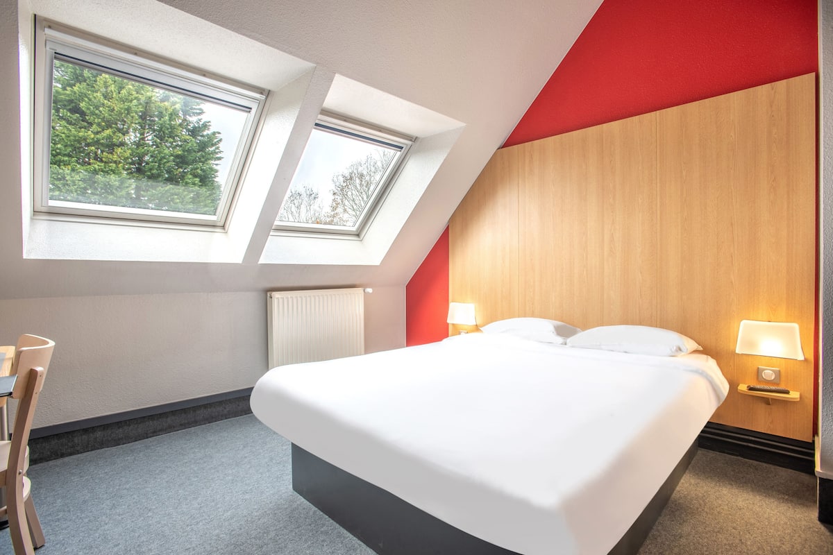 premium bedding, desk, soundproofing, free wifi