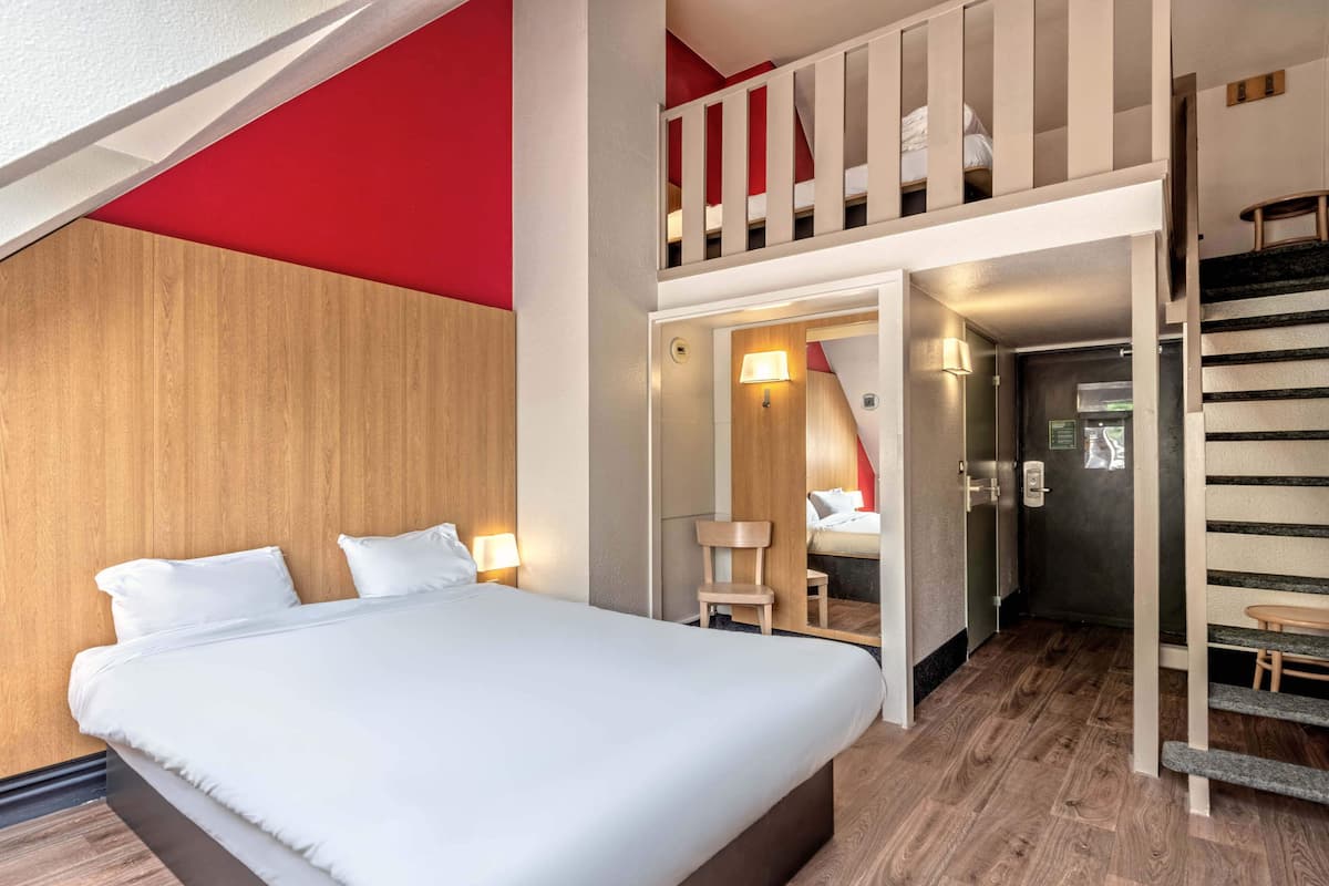 Quarto quádruplo, para não fumantes | Roupas de cama premium, escrivaninha, quartos à prova de som