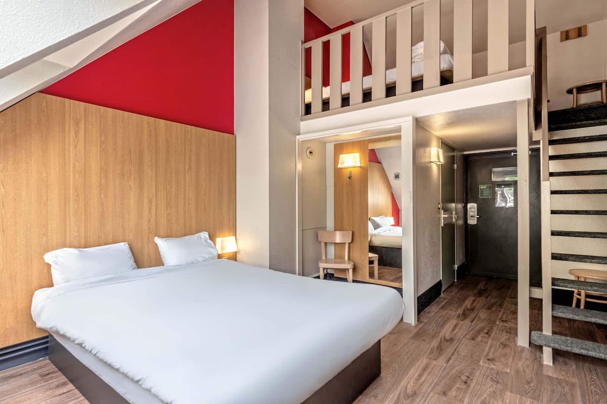quadruple room, non smoking | premium bedding, desk, soundproofing, free wifi