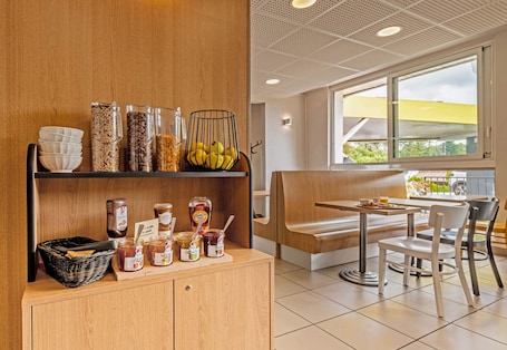 Restaurant. B&B HOTEL Quimper Sud