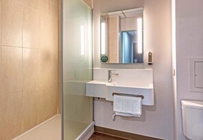 Bathtub, towels - B&B HOTEL Quimper Sud (Quimper)