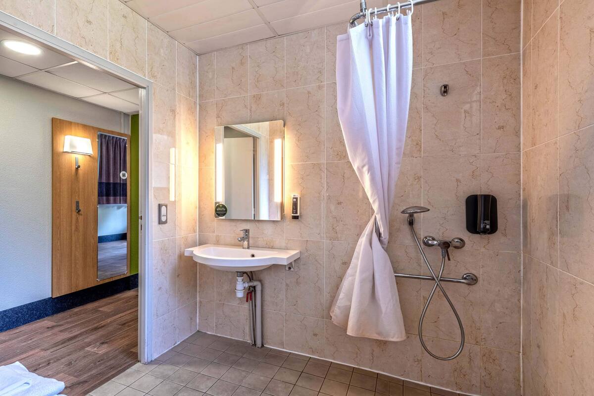 double room, accessible, non smoking | bathroom | bathtub, towels