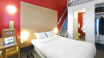 Premium bedding, desk, soundproofing, free WiFi