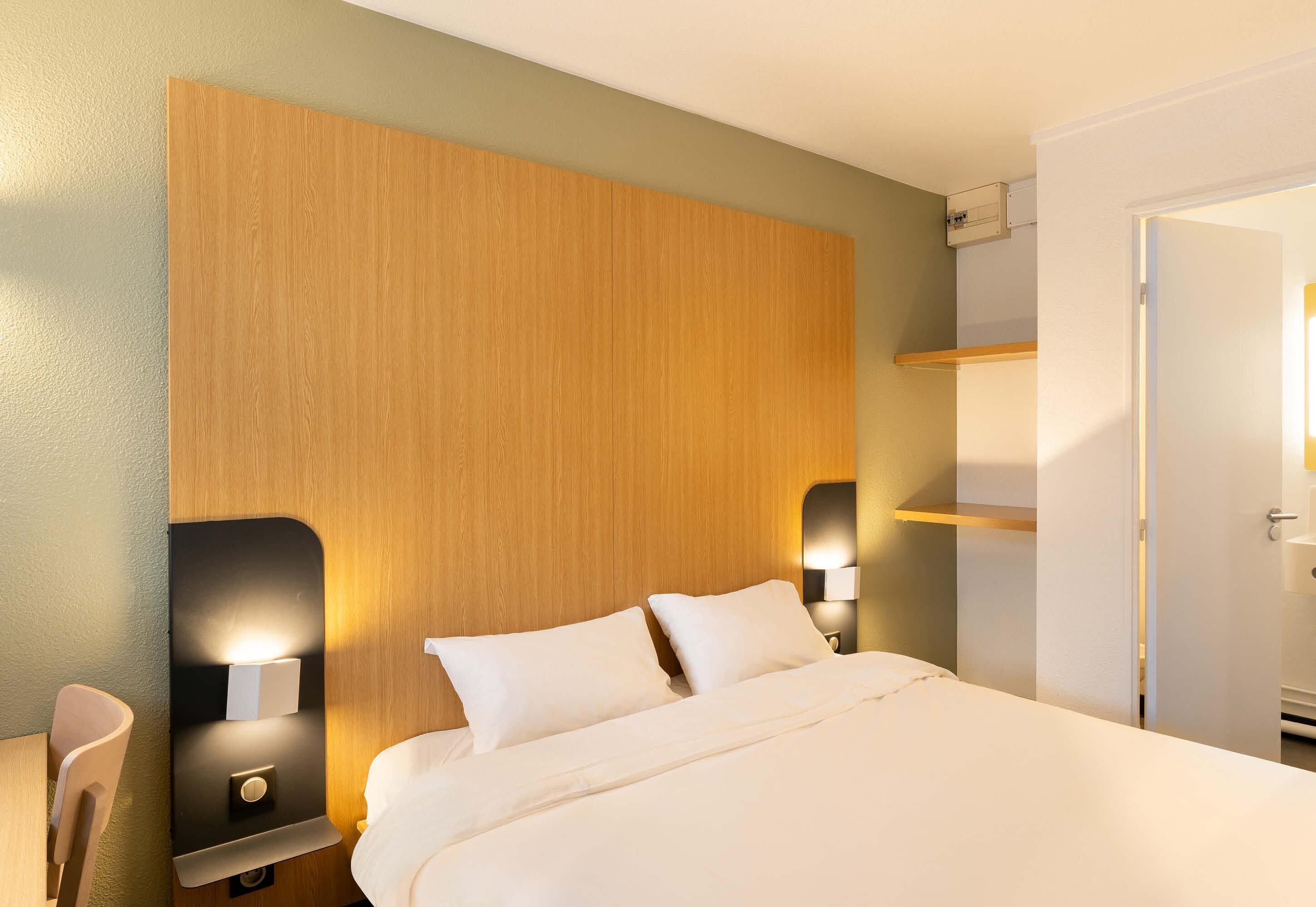 Premium bedding, desk, soundproofing, free WiFi