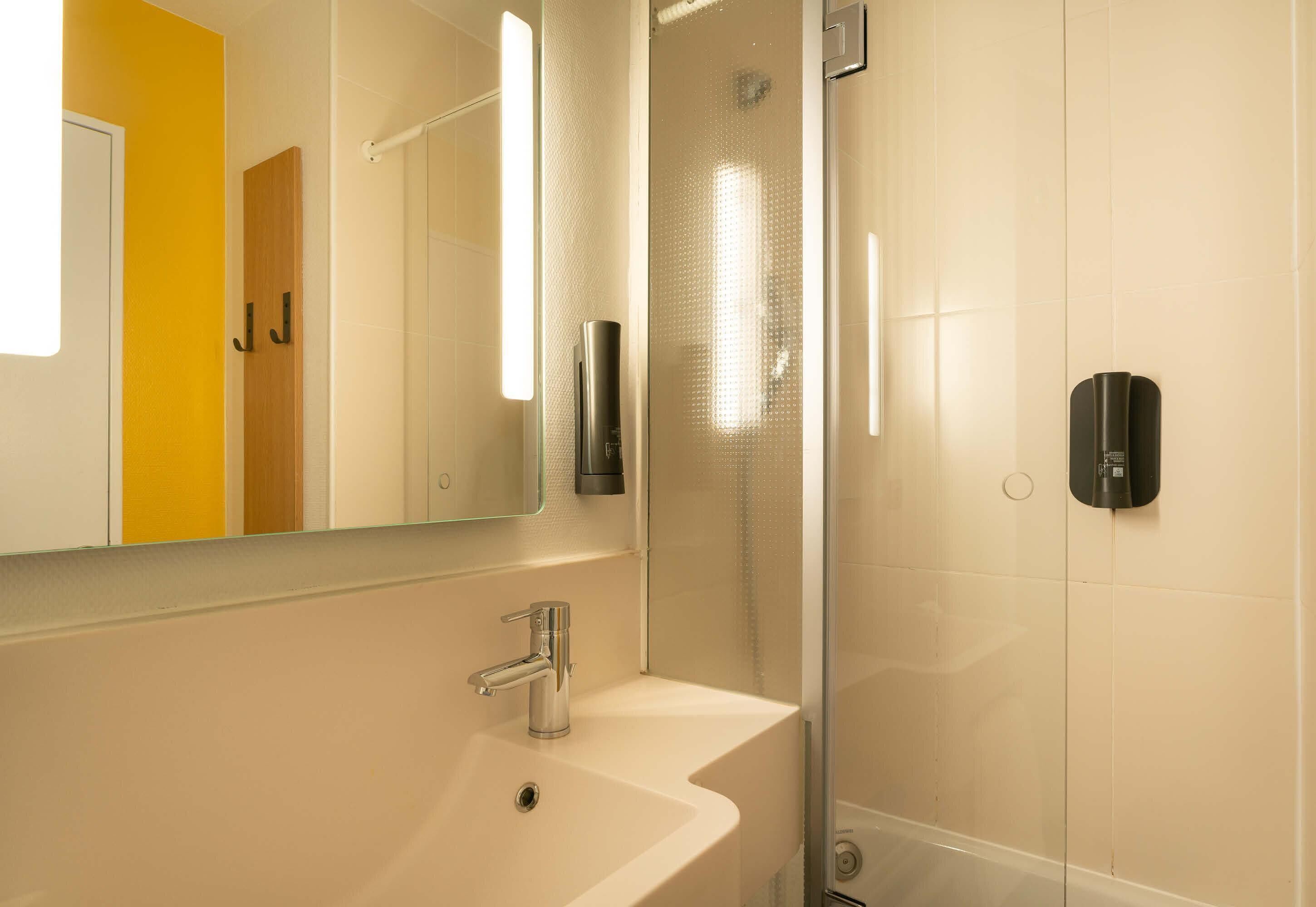 Een douche, handdoeken