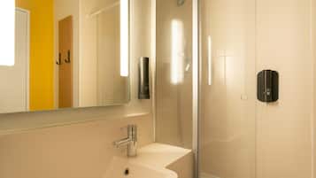 Een douche, handdoeken