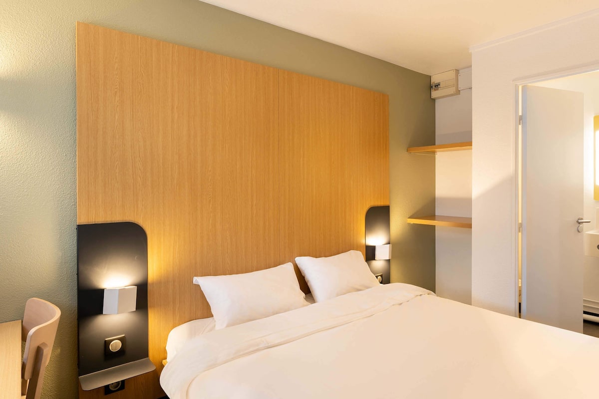 เครื่องนอนระดับพรีเมียม, โต๊ะทำงาน, ห้องเก็บเสียง, Wi-Fi ฟรี