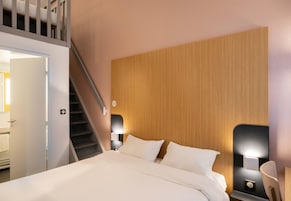 Ropa de cama de alta calidad, escritorio y sistema de insonorización