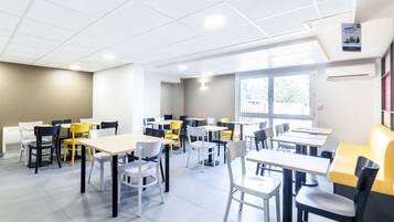 每日供应自助式早餐(需付费)