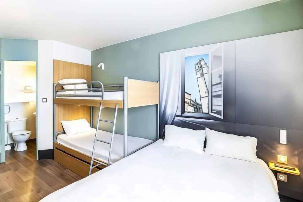 Premium bedding, desk, soundproofing, free WiFi