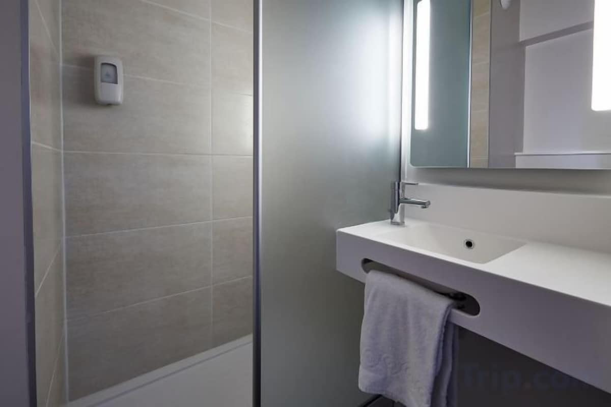Bathroom | Shower, towels
