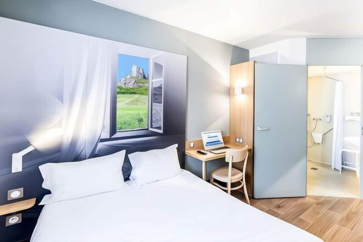 Premium bedding, desk, soundproofing, free WiFi