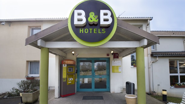 The entrance to B&B Hotels with a blue door, a reception desk, and a parking meter. - B&B HOTEL Chalon-sur-Saône Sud (Saint-Remy)
