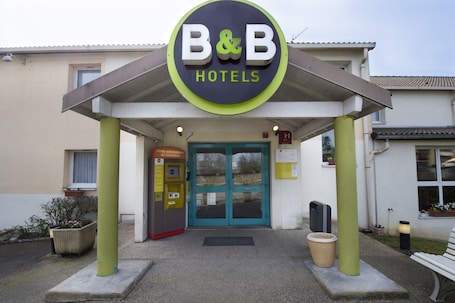 Property entrance. B&B HOTEL Chalon-sur-Saône Sud