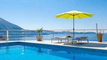 Piscine extérieure (ouverte en saison), chaises longues