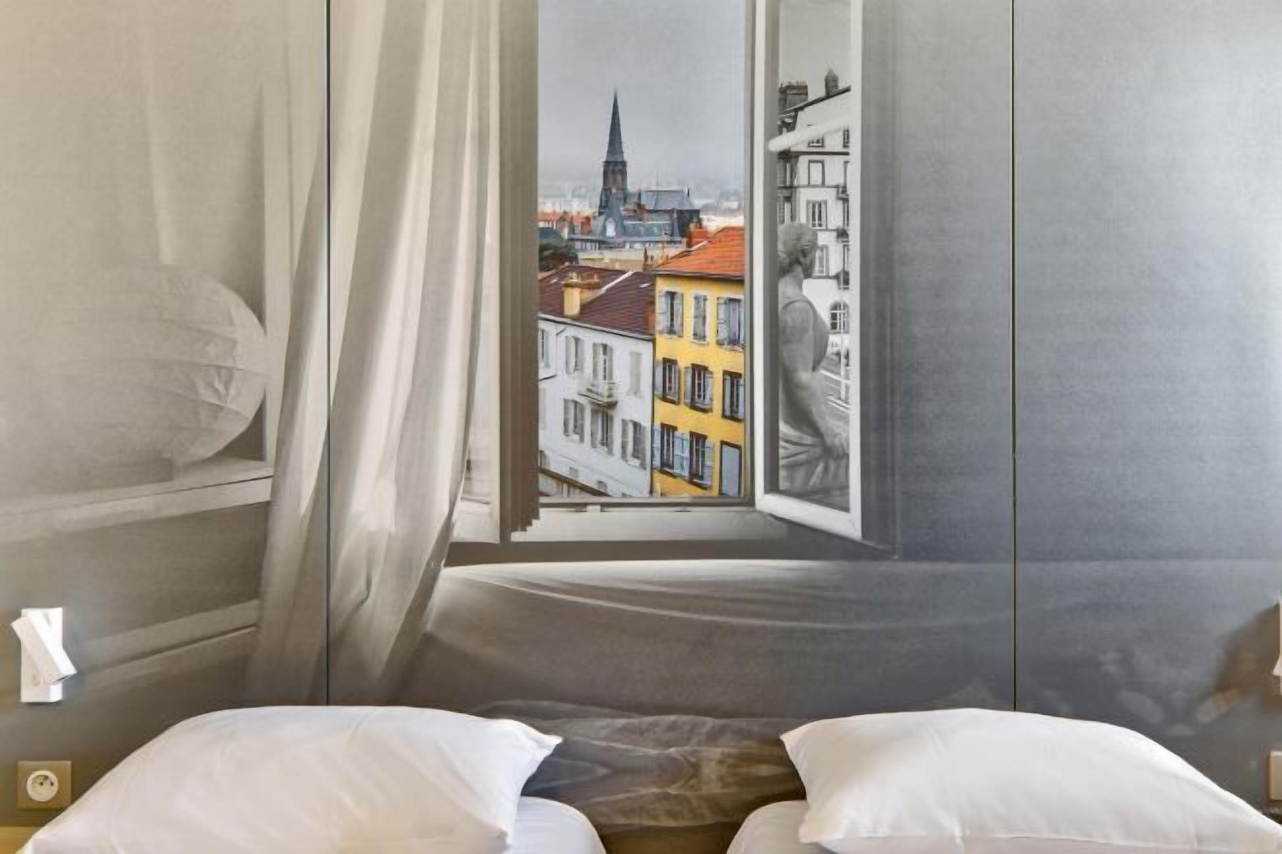 Premium bedding, desk, soundproofing, free WiFi