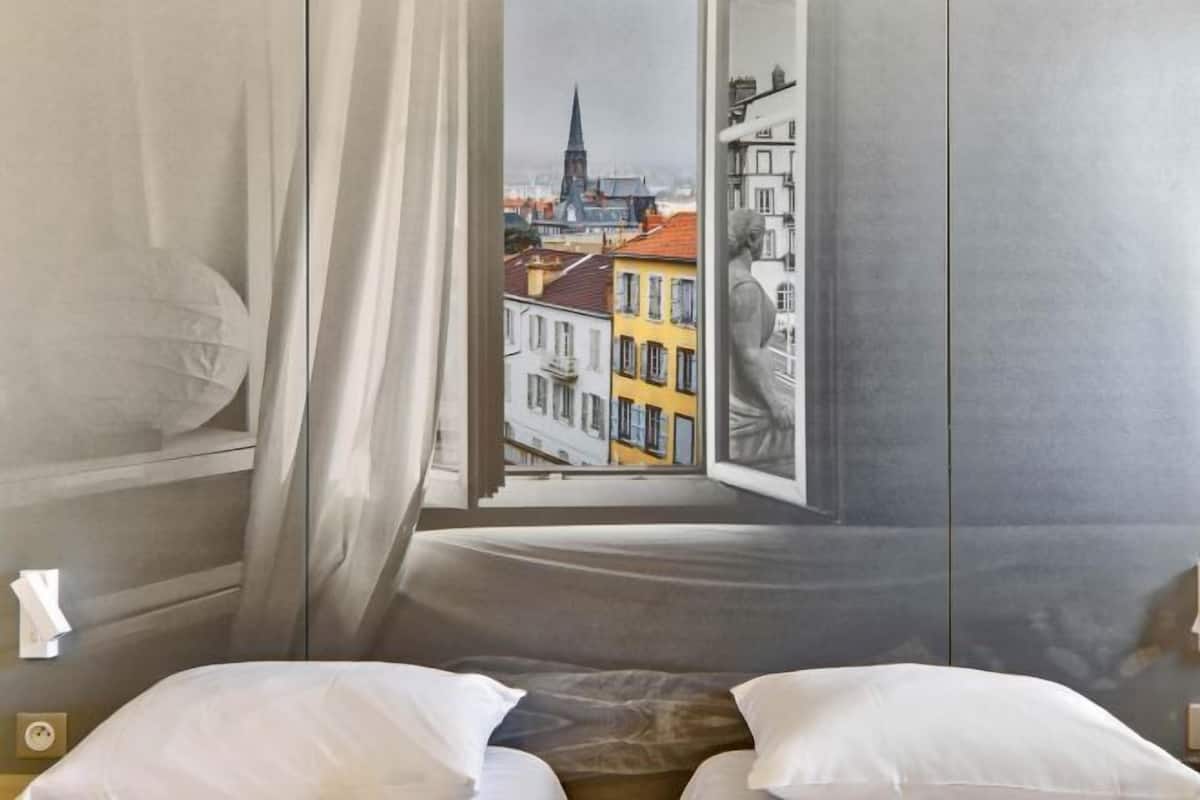Hochwertige Bettwaren, Schreibtisch, schallisolierte Zimmer