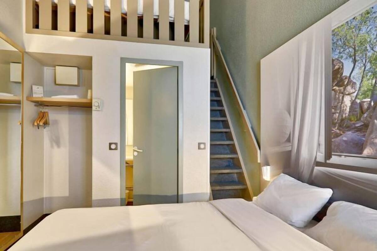 Premium bedding, desk, soundproofing, free WiFi