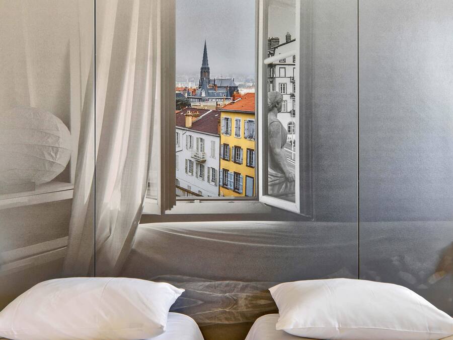 Premium bedding, desk, soundproofing, WiFi (free)