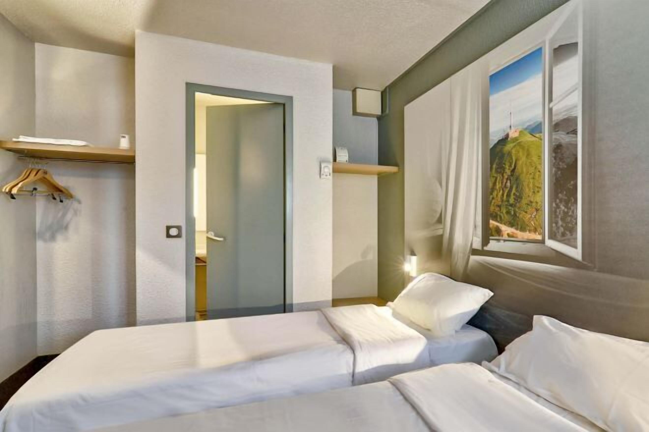 Premium bedding, desk, soundproofing, free WiFi