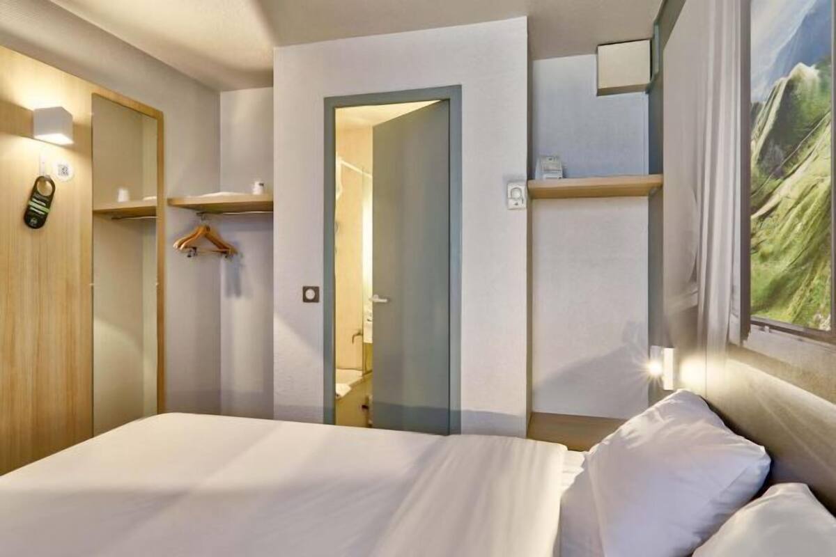 Hochwertige Bettwaren, Schreibtisch, schallisolierte Zimmer