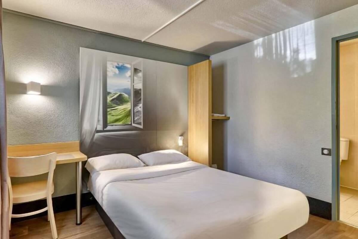 Hochwertige Bettwaren, Schreibtisch, schallisolierte Zimmer