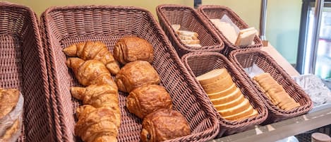 Tägliches Frühstücksbuffet gegen Gebühr