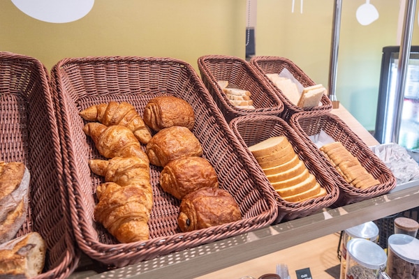 Daily buffet breakfast for a fee