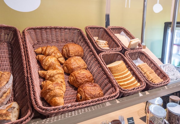 Tägliches Frühstücksbuffet gegen Gebühr