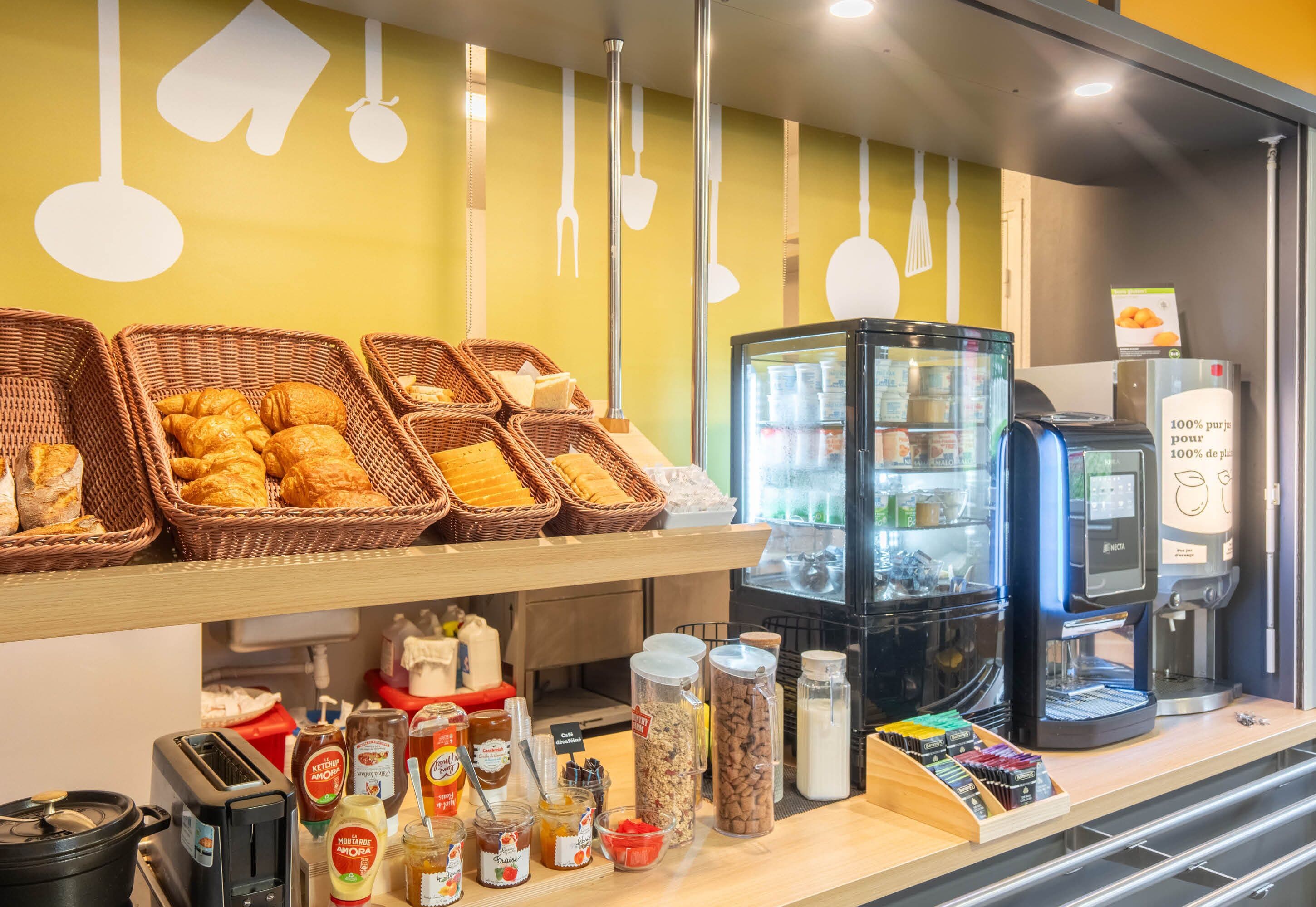 daily buffet breakfast for a fee