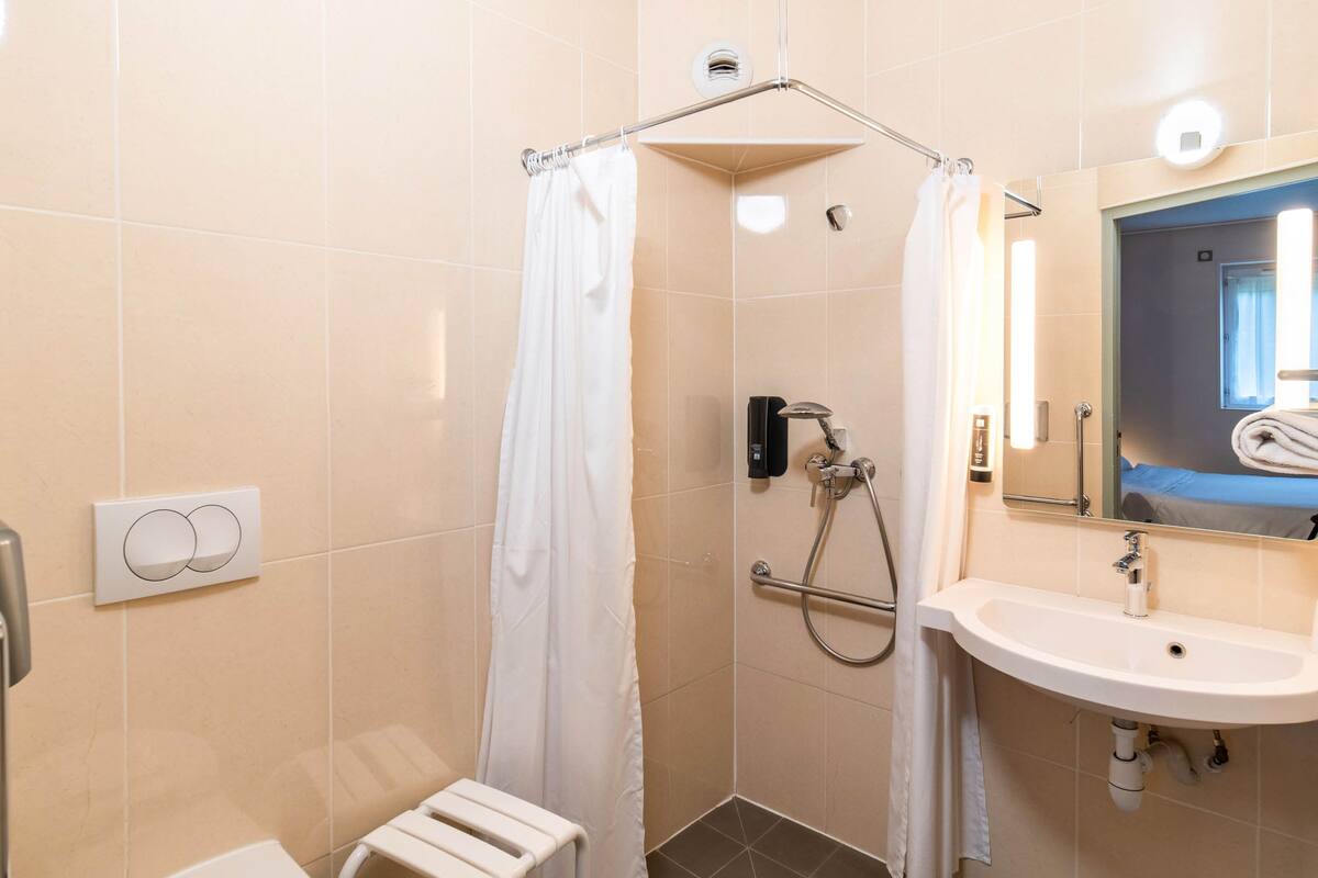 double room, accessible, non smoking | bathroom | shower, towels