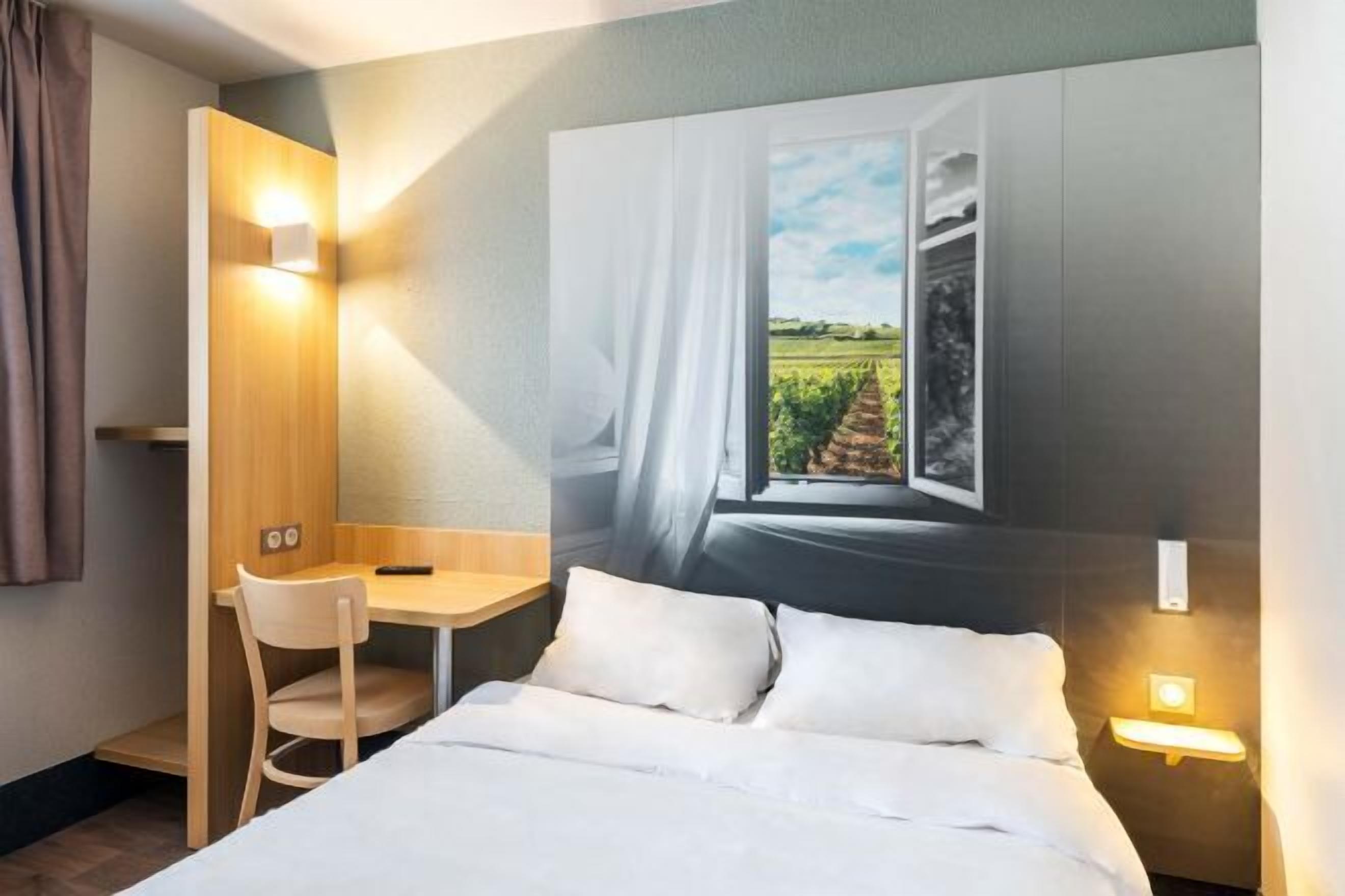 Ropa de cama de alta calidad, escritorio, insonorización y wifi gratis 