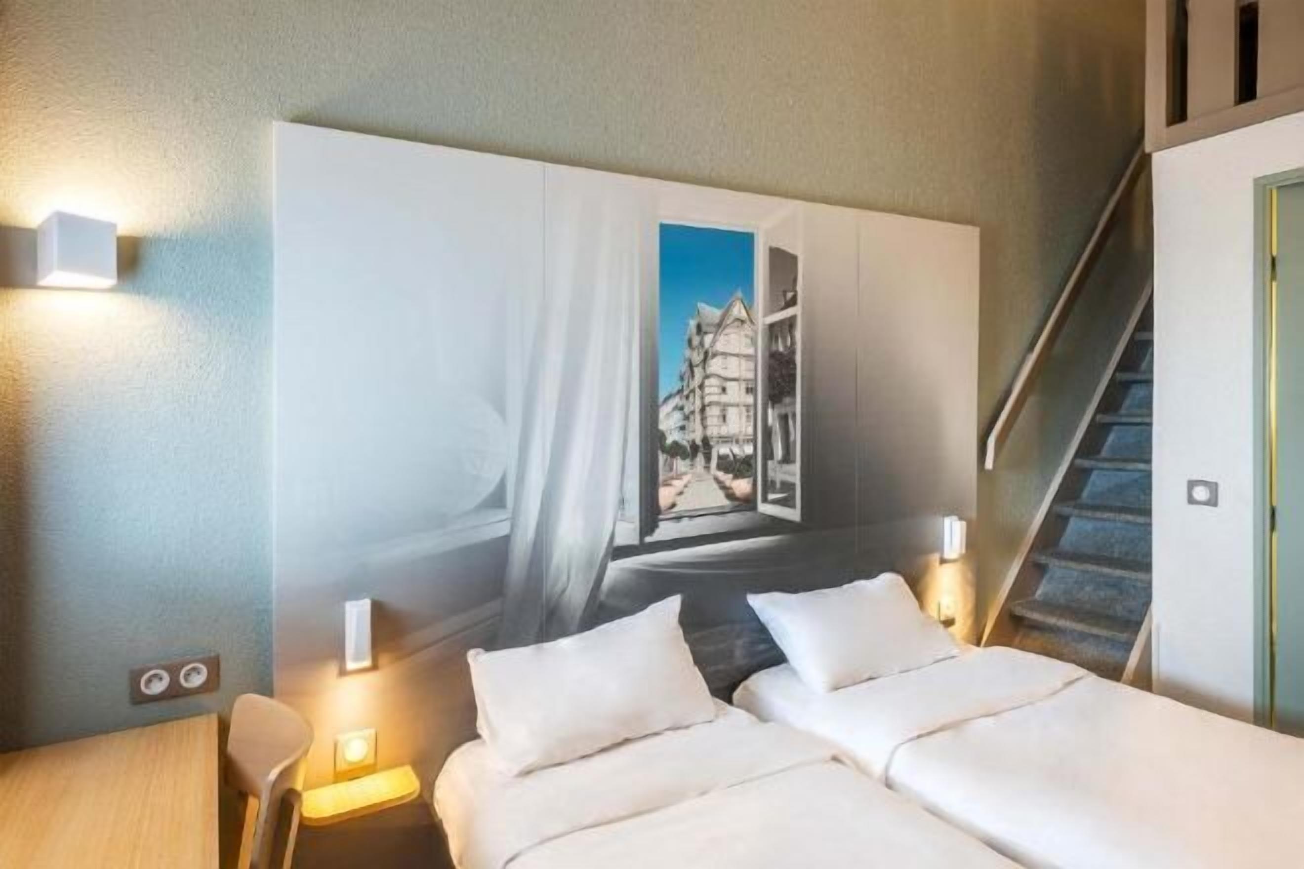 Premium bedding, desk, soundproofing, free WiFi