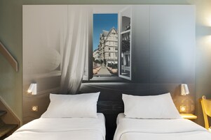 四人房, 无烟房 | 高档床上用品、办公桌、隔音、免费 WiFi