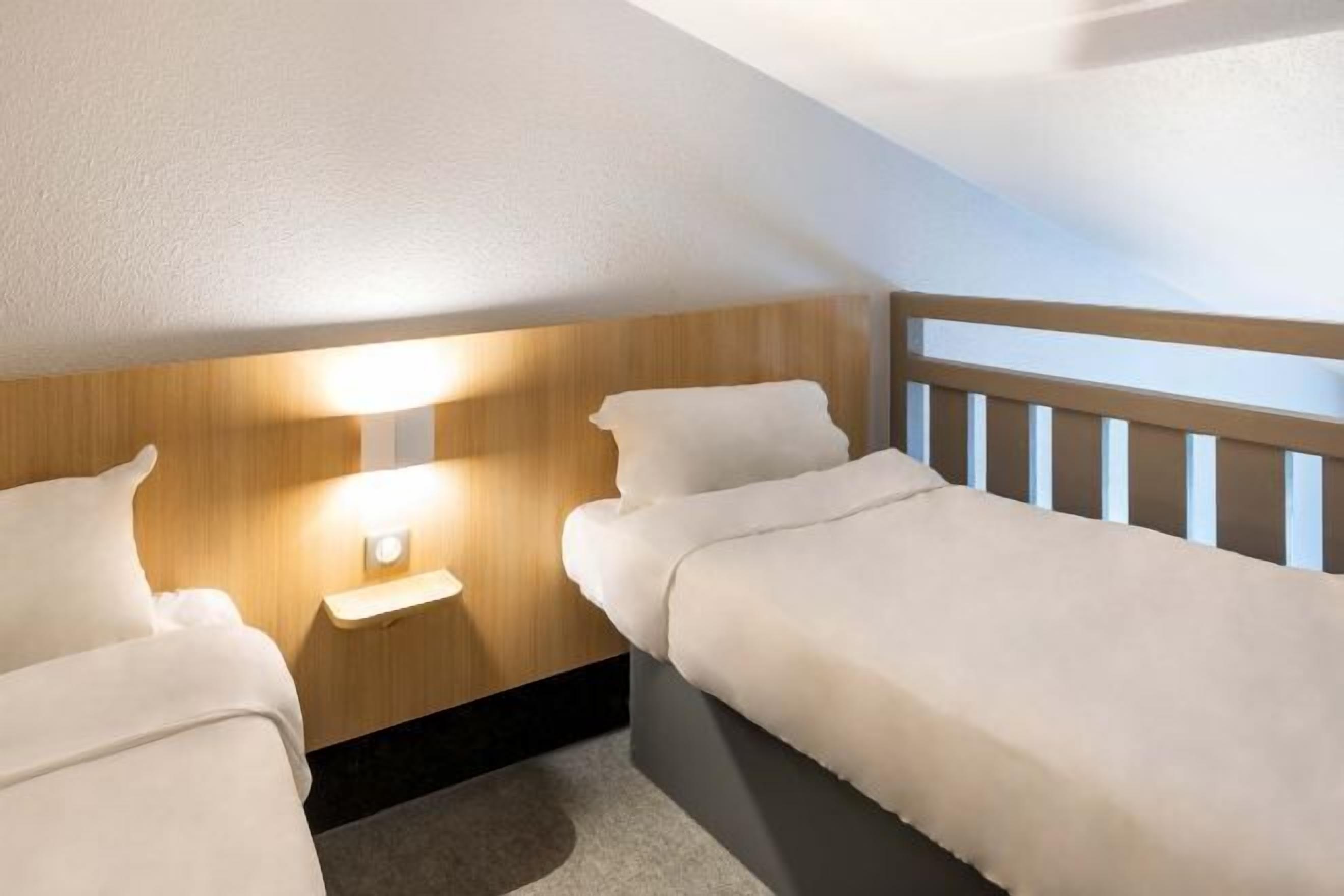 Premium bedding, desk, soundproofing, free WiFi