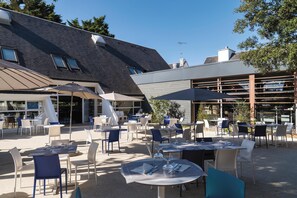 Ontbijt, serveert lunch, diner, lokale gerechten, openlucht dineren
