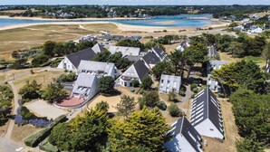 An aerial view of a residential area with houses, a beach, and a clear sky. - Belambra Clubs Guidel - Les Portes De L'Océan (Guidel)