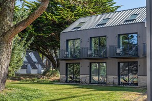 A modern two-story building with a flat roof, large windows, and a balcony. - Belambra Clubs Guidel - Les Portes De L'Océan (Guidel)