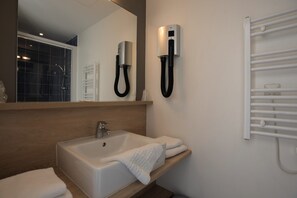 Shower, hair dryer, towels - Belambra Clubs Guidel - Les Portes De L'Océan (Guidel)