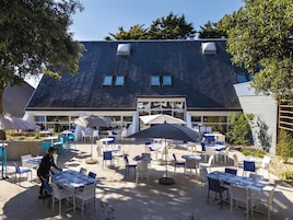 Se sirven desayunos y cocina local, restaurante con mesas al aire libre