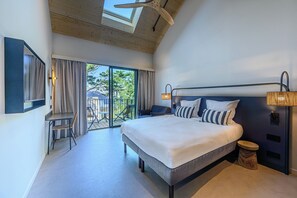 A modern bedroom with a large bed, a ceiling fan, and a view of the outdoors. - Belambra Clubs Guidel - Les Portes De L'Océan (Guidel)