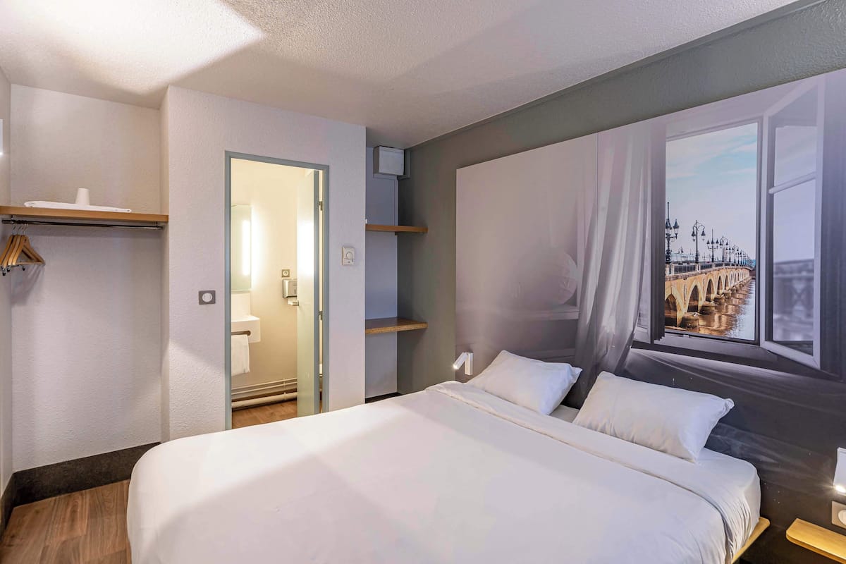 Hochwertige Bettwaren, Schreibtisch, schallisolierte Zimmer
