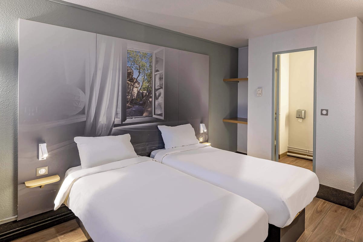 Zweibettzimmer, Nichtraucher | Hochwertige Bettwaren, Schreibtisch, schallisolierte Zimmer
