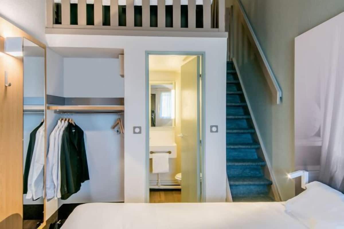 Premium bedding, desk, soundproofing, iron/ironing board (on request)