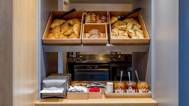 Un bufé de desayuno con diversas pastas y rellenos.